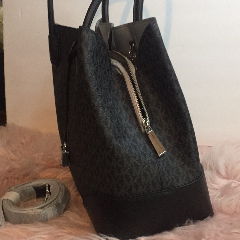 Michael Kors Mercer Gallery Snap Large Black Leather Tote - Picture 13 of 17